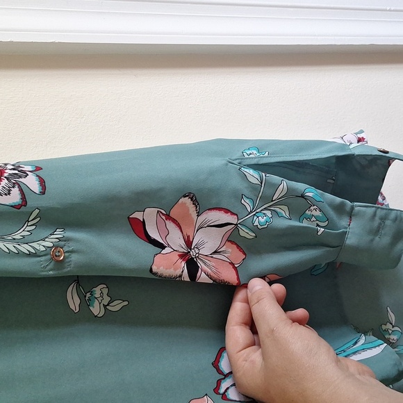 Candie's Dusty Green Floral Blouse Size Medium - Picture 5 of 11